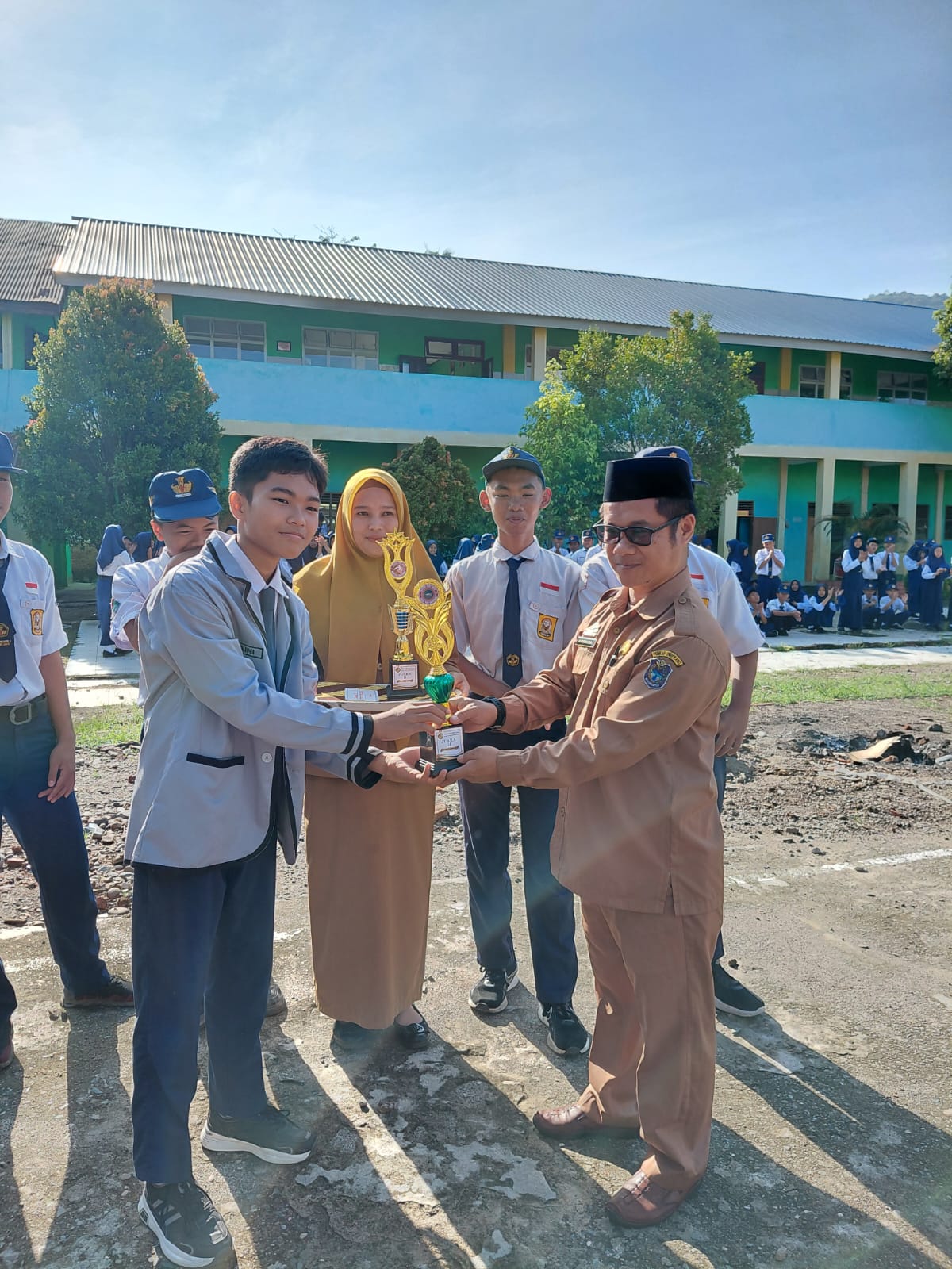 Penerimaan Piala dari Osis Ke Kepala Sekolah